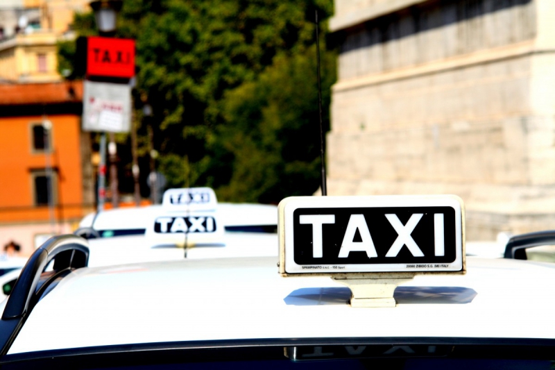 taxis-CLAVIERS-min_taxi_auto_rome_road_white-1051610